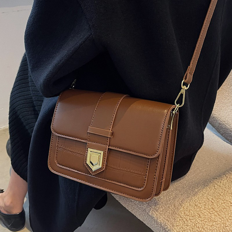 本革のかばんの女性のモデル2025の新型の女性のかばんを斜めに掛けます小衆の設計の女性の小さい方のかばん