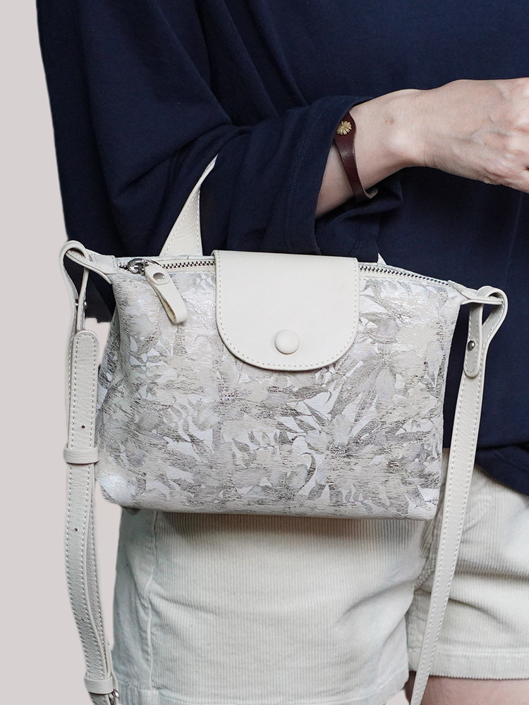 2025新商品の夏の本革の女性の包みはシンプルな国風斜め掛け色の小さい衆のデザインの手を提げて饺子の包みを掛けます