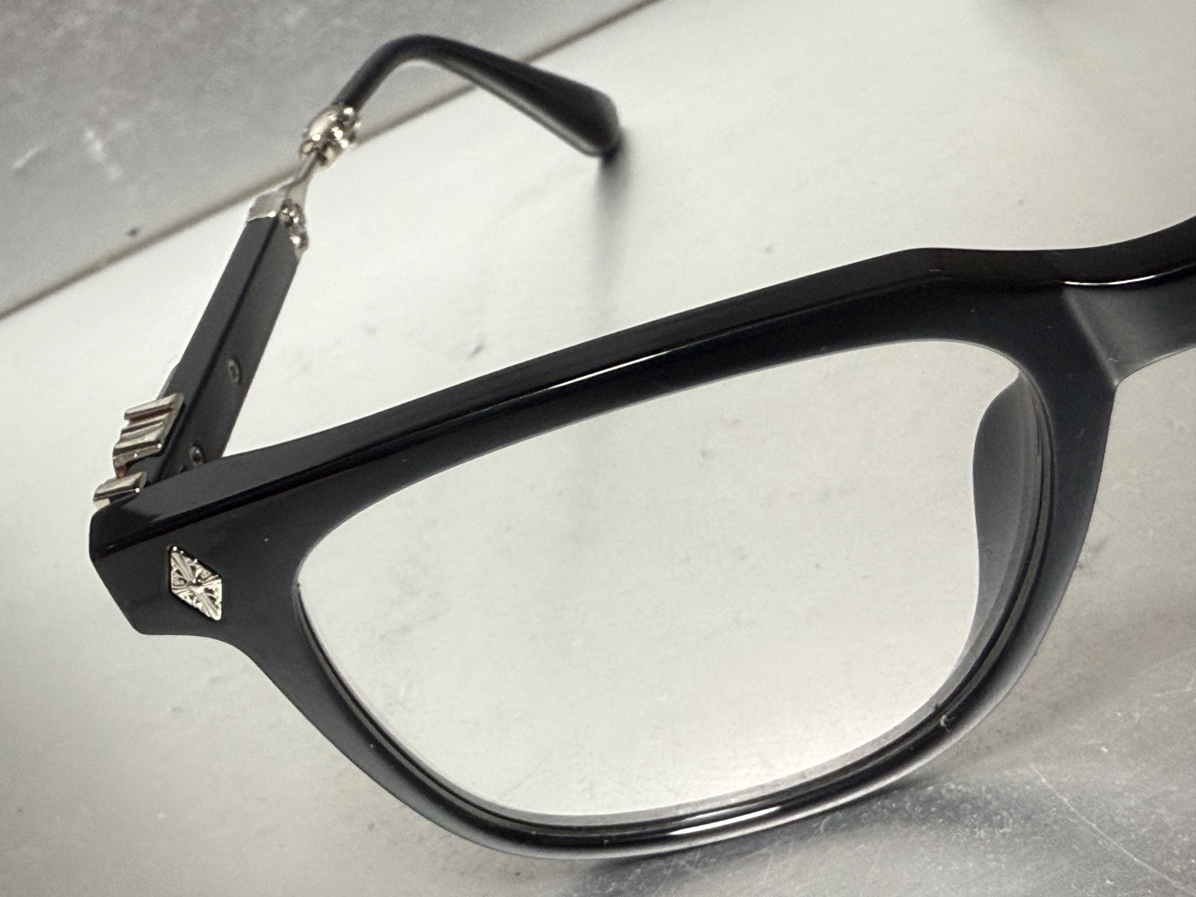 伊達メガネ　ダガー　ブラック × シルバー｜クロス＆ダガーデザイン