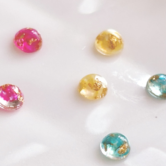 ♡送料無料♡ 4mmカラーシェル　レジンピアス　イヤリング 8枚目の画像