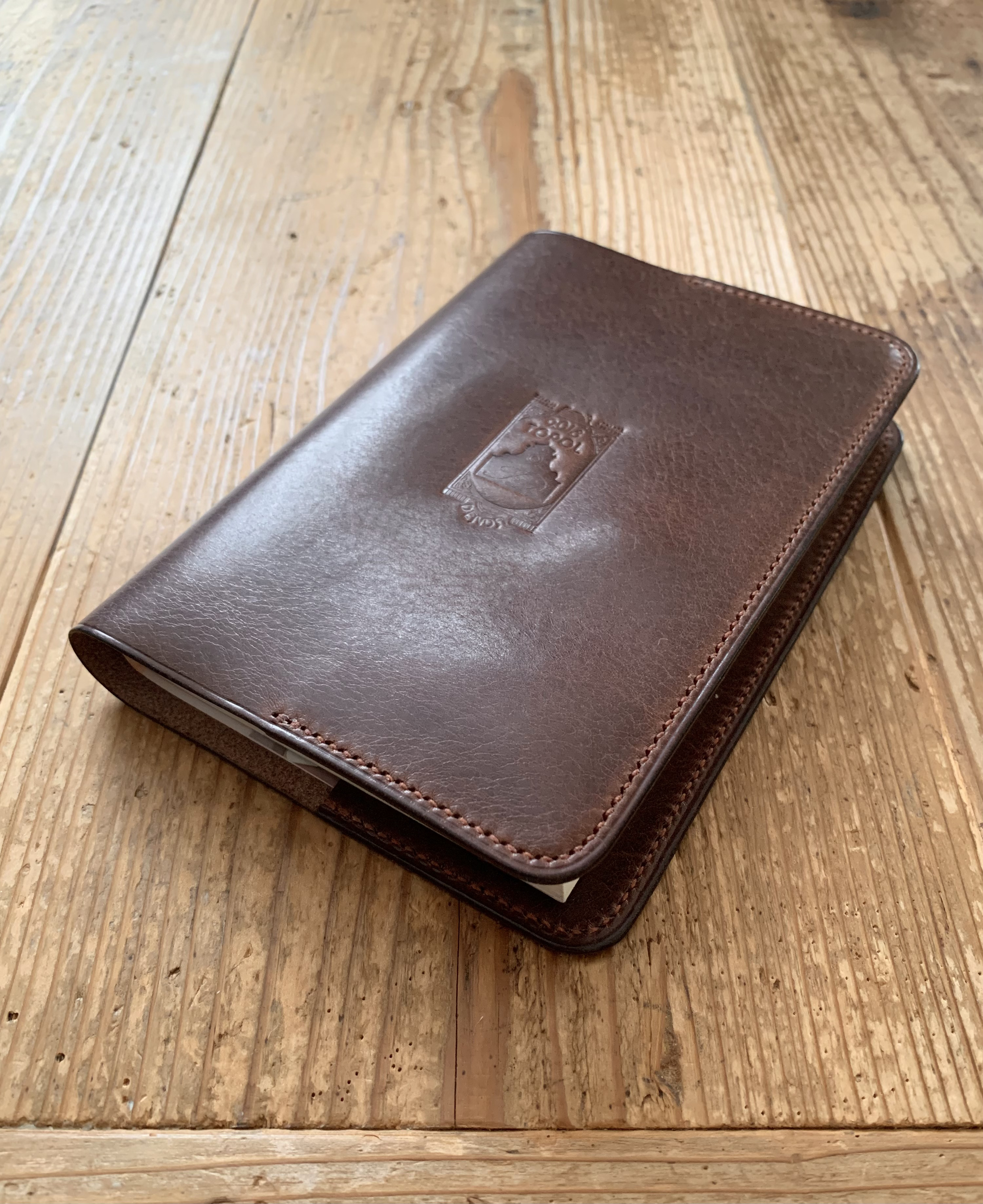 手縫いで創った革製ブックカバー『f-librino Siena - Topolino 547』