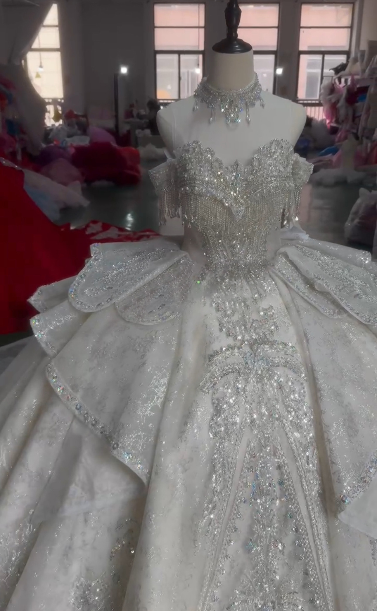 激安ネックレス付き　オフショルダー　二の腕カバー　ビジューキラキラ　プリンセスライン　シャンパン色チュールラッフルスカー