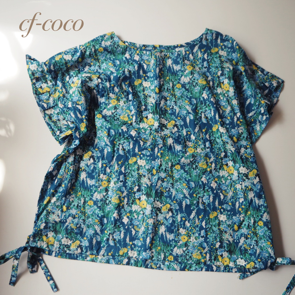 ボタニカルフラワーの風に舞う：袖フリルプルオーバーブラウス