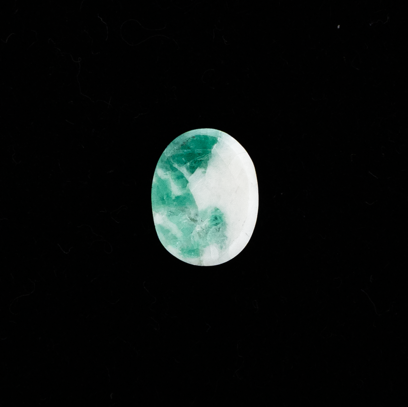 【色彩のコントラストが美しい希少石】　エメラルドインクォーツ 1.58ct