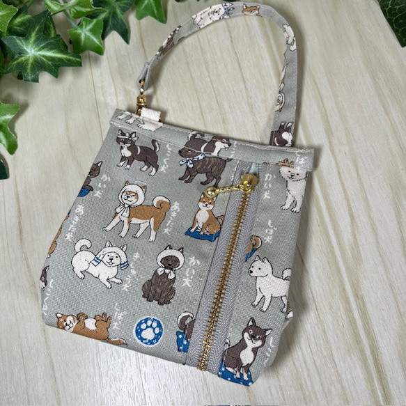 和犬がいっぱいのファスナー付きミニミニポーチ　送料込み 1枚目の画像
