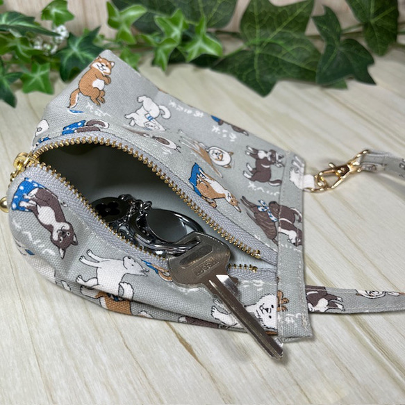 和犬がいっぱいのファスナー付きミニミニポーチ　送料込み 3枚目の画像