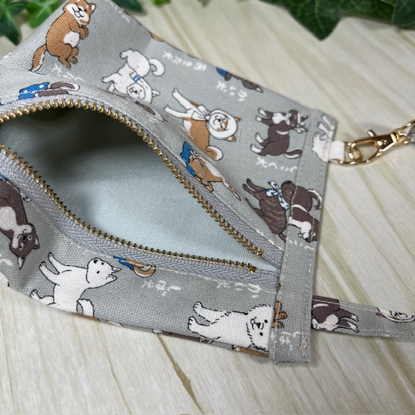 和犬がいっぱいのファスナー付きミニミニポーチ　送料込み 4枚目の画像