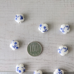 ３点以上送料無料：手作り陶器のビーズ：ぷっくり五弁の花型：白地にブルー：フラワープリント：１５ミリ：６個 5枚目の画像