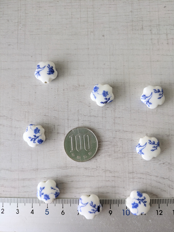 ３点以上送料無料：手作り陶器のビーズ：ぷっくり五弁の花型：白地にブルー：フラワープリント：１５ミリ：６個 5枚目の画像