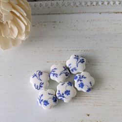 ３点以上送料無料：手作り陶器のビーズ：ぷっくり五弁の花型：白地にブルー：フラワープリント：１５ミリ：６個 1枚目の画像