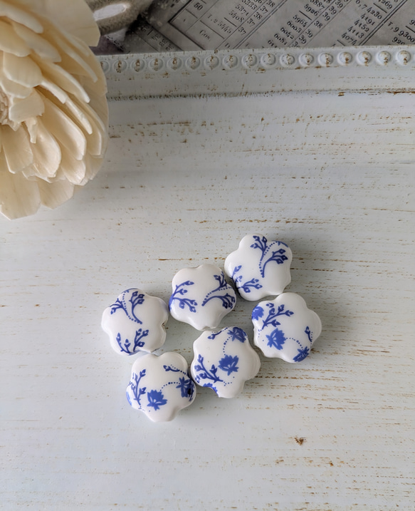 ３点以上送料無料：手作り陶器のビーズ：ぷっくり五弁の花型：白地にブルー：フラワープリント：１５ミリ：６個 1枚目の画像