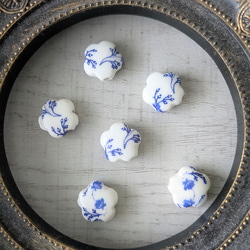 ３点以上送料無料：手作り陶器のビーズ：ぷっくり五弁の花型：白地にブルー：フラワープリント：１５ミリ：６個 4枚目の画像