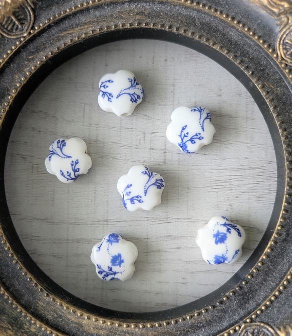 ３点以上送料無料：手作り陶器のビーズ：ぷっくり五弁の花型：白地にブルー：フラワープリント：１５ミリ：６個 4枚目の画像