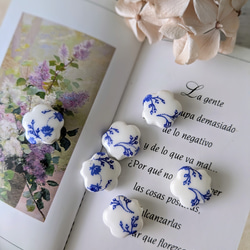 ３点以上送料無料：手作り陶器のビーズ：ぷっくり五弁の花型：白地にブルー：フラワープリント：１５ミリ：６個 3枚目の画像