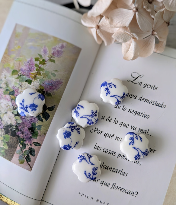 ３点以上送料無料：手作り陶器のビーズ：ぷっくり五弁の花型：白地にブルー：フラワープリント：１５ミリ：６個 3枚目の画像