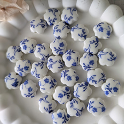 ３点以上送料無料：手作り陶器のビーズ：ぷっくり五弁の花型：白地にブルー：フラワープリント：１５ミリ：６個 2枚目の画像