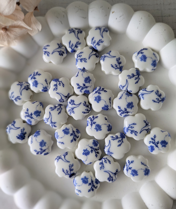 ３点以上送料無料：手作り陶器のビーズ：ぷっくり五弁の花型：白地にブルー：フラワープリント：１５ミリ：６個 2枚目の画像