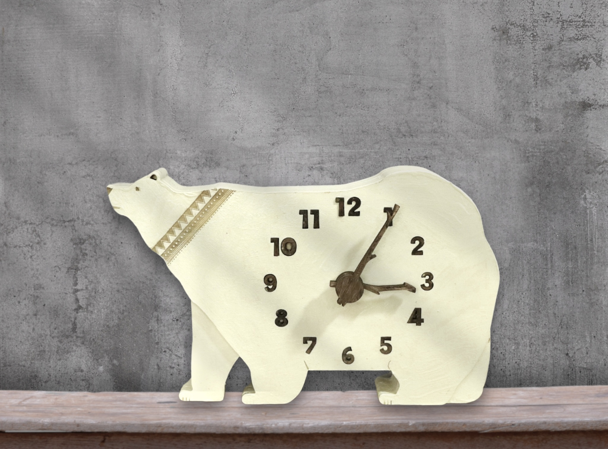 【絶滅危惧種を想う】白い大地の王 ― シロクマとエスニックパターン 時計 木製 置き時計 7,281円
