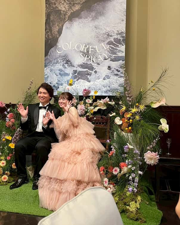 実例写真！カラードレス ピンク ソフトチュール オフショルダー ロングトレーン ブライダル 華やか