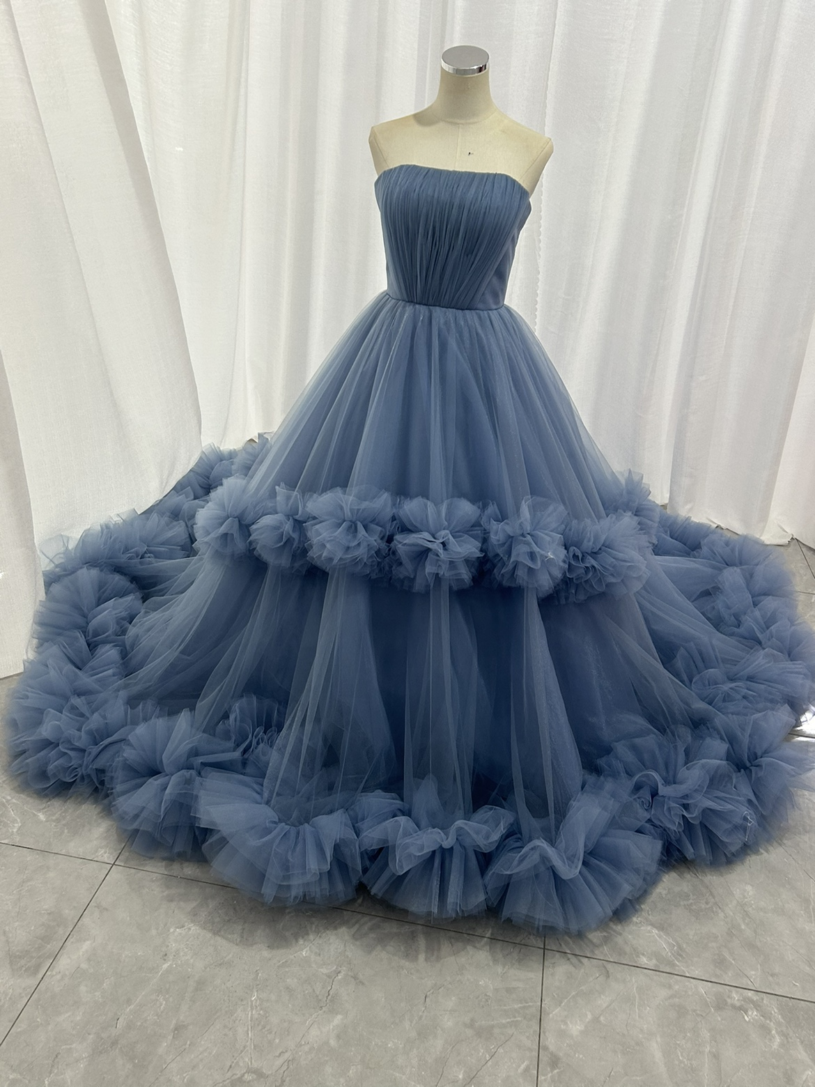 大好評中！カラードレス ブルー ベアトップ ラッフルフリル 華やかなトレーン 披露宴
