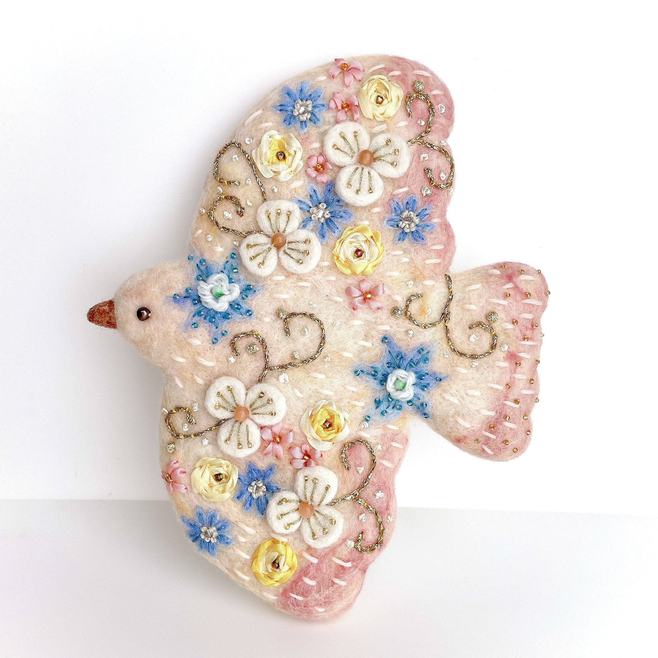 優しいパステルカラーの小花を纏った鳥の壁飾り 10,010円