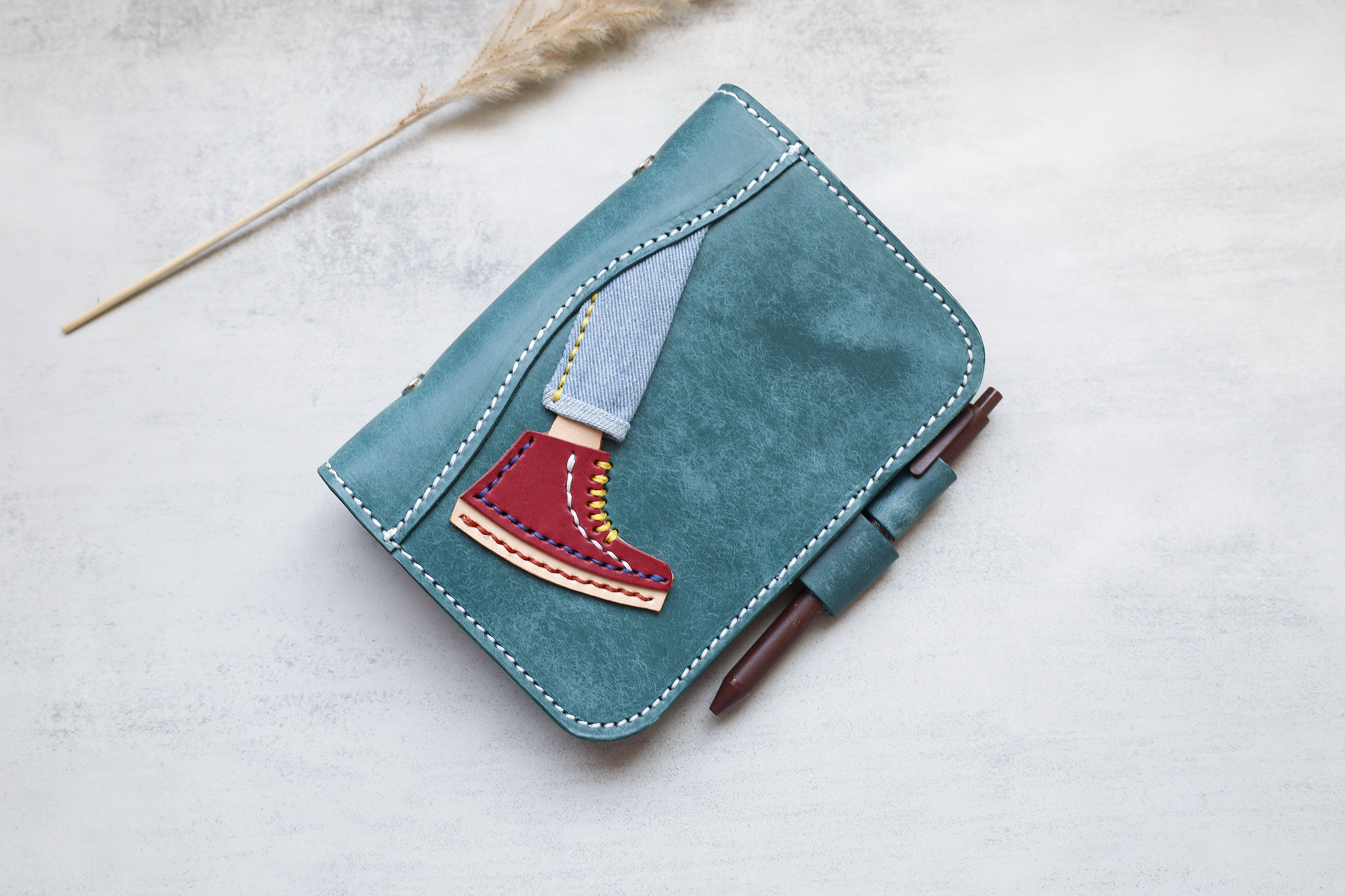 【一歩ずつ】本革A6手帳カバー｜立体モチーフ／多機能ポケット／ペンホルダー付き