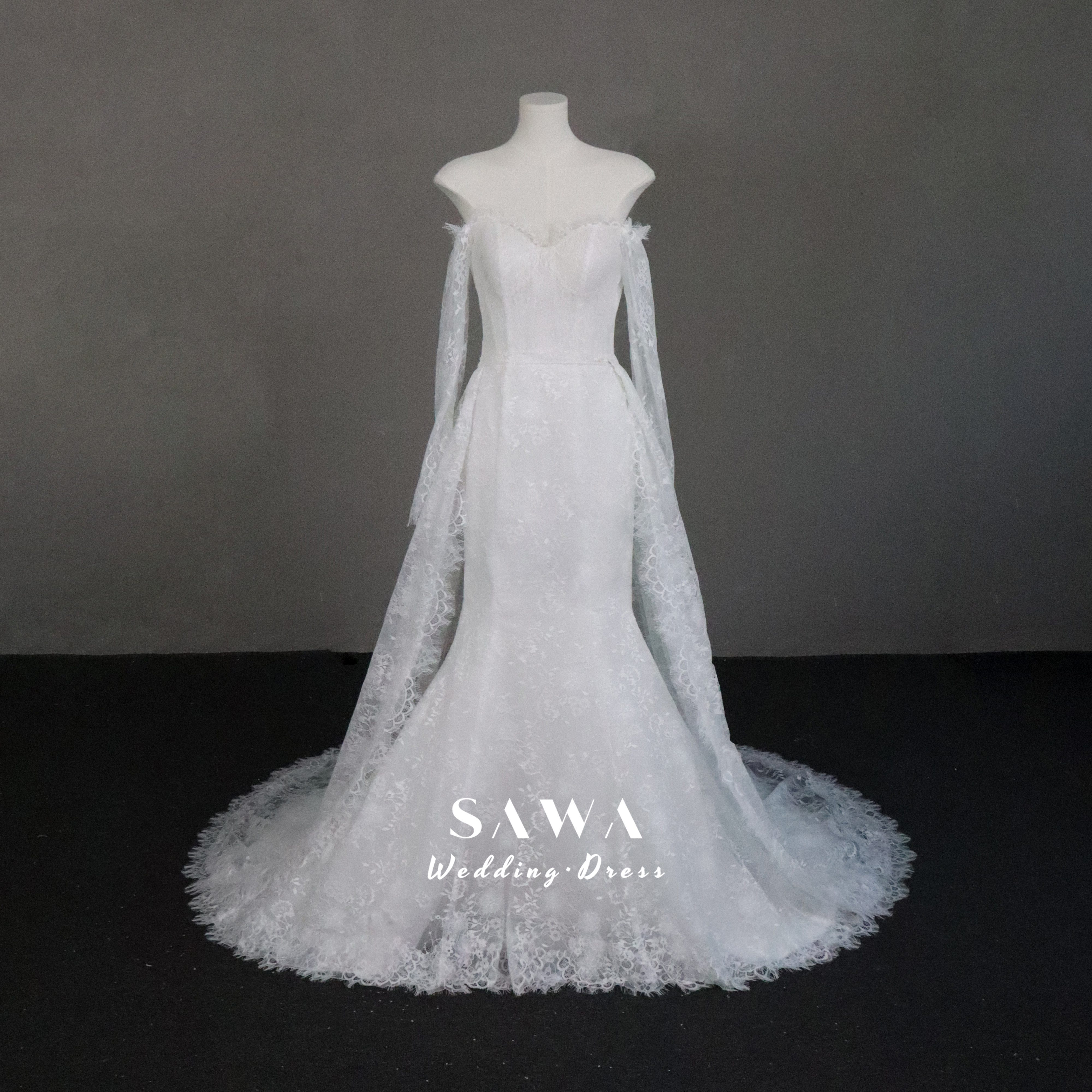 新作　高品質流れる透け花レース　オーバースカート　編み上げ　引裾にレース花嫁マーメイドドレス　オフショルダー二次会披露宴