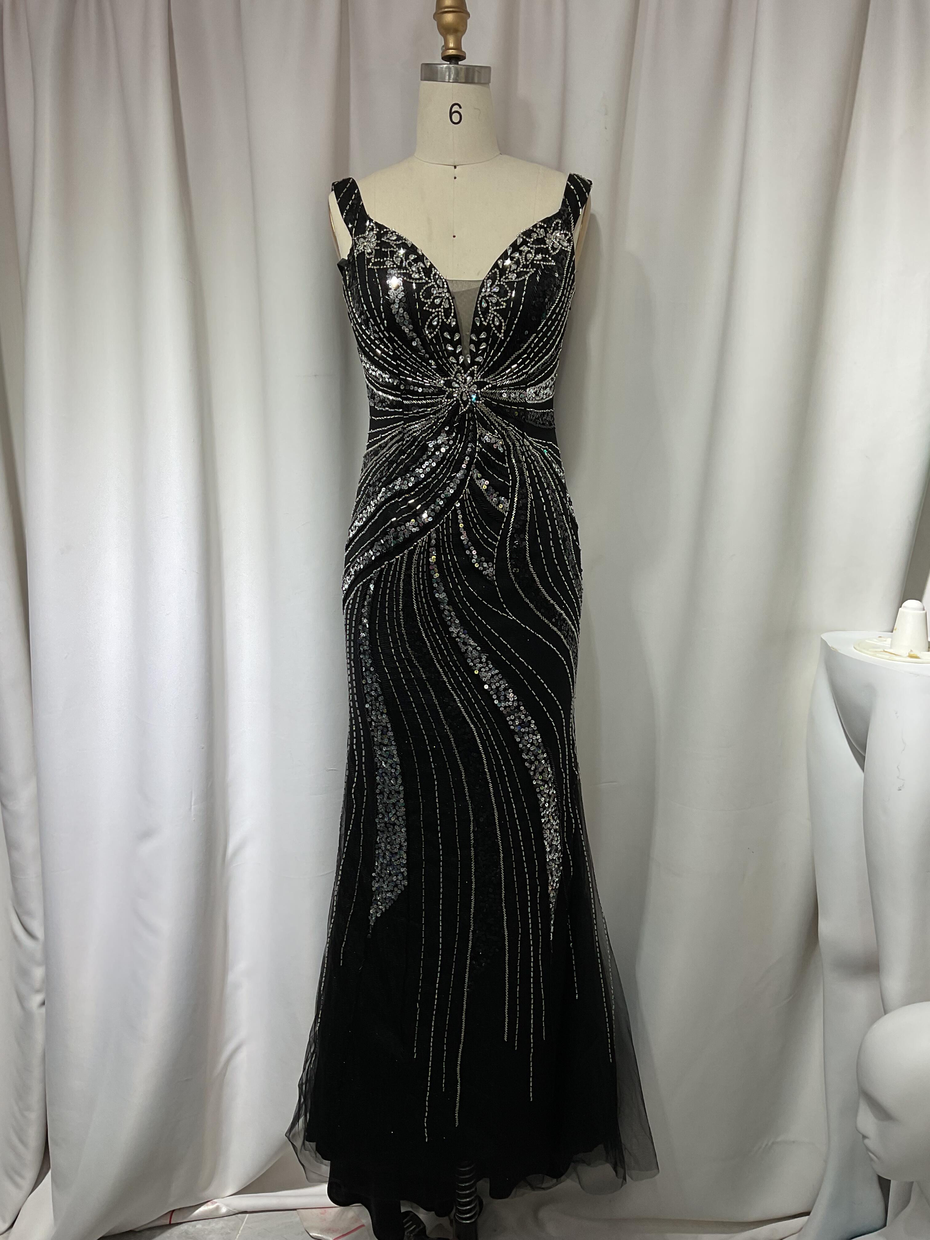 憧れのドレス　ファスナー　タイトスカート　目立つ　ビジュー付き　ブラック　優雅　グッリター　イブニングドレス　エレガント