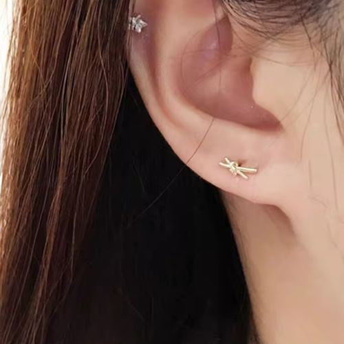 10K（片耳）K10YG中折れフープピアスK10金ネジ式ピアスリボンモチーフ