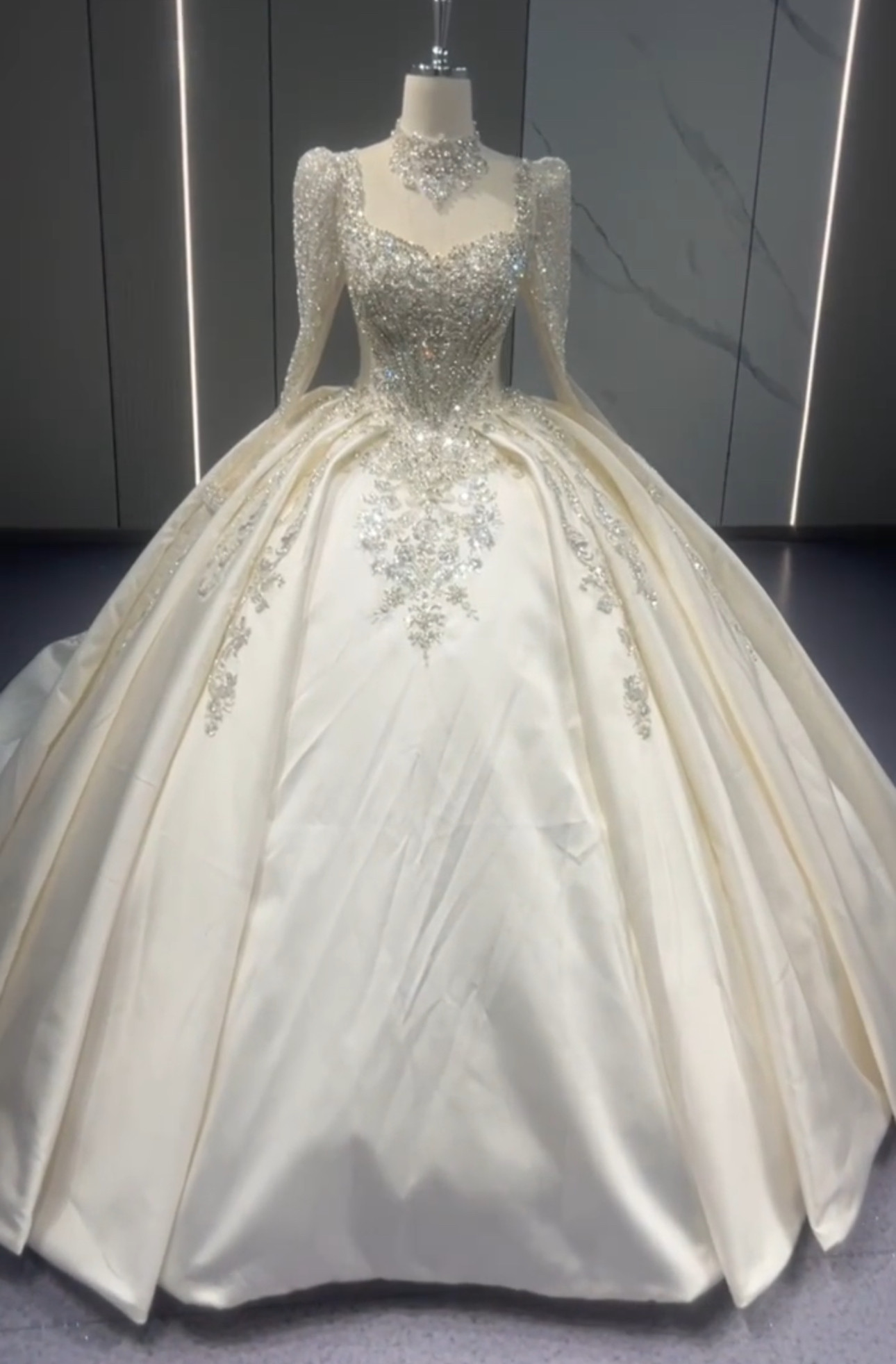 見逃さない　引裾にレース　スクエアネック　大人気ウェディングドレス　高級サテン　韓国スタイル　長袖　サイズオーダーメイド