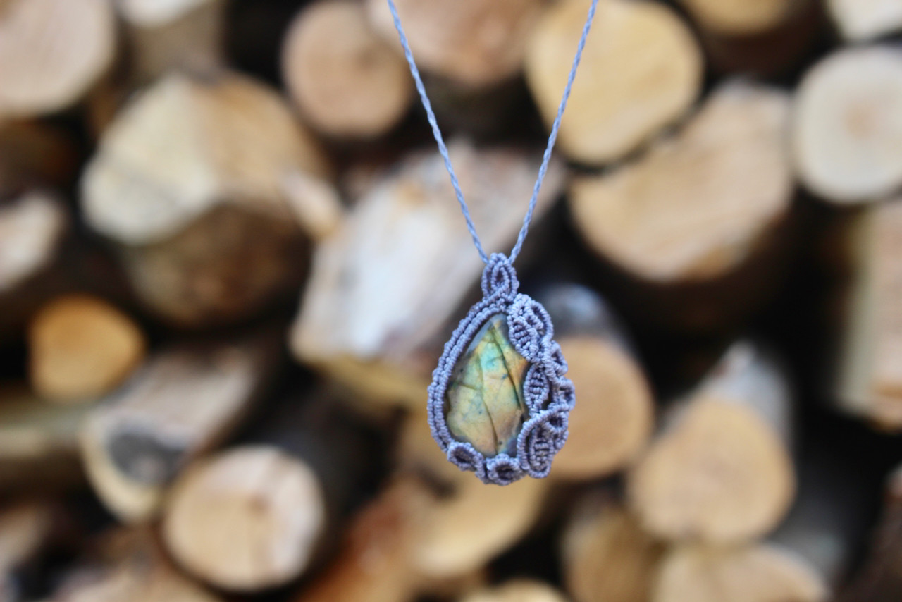 マルチカラー　ラブラドライト　マイクロマクラメ　デザイン　ペンダント