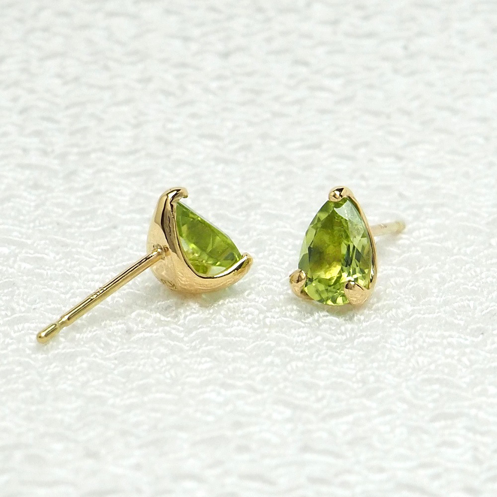 ペリドット  一粒 ペアシェイプカット の形に添った 石枠が美しい K18 ピアス　8月の誕生石  送料無料