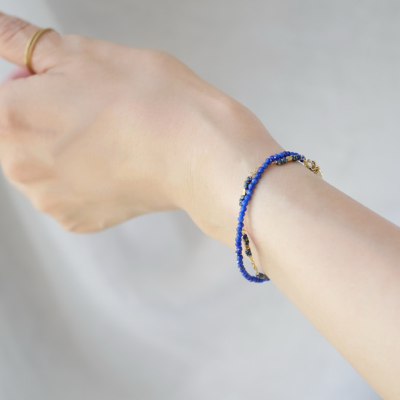 片手で着脱OK】極小ラピスラズリとガラスビーズの2連レイヤード