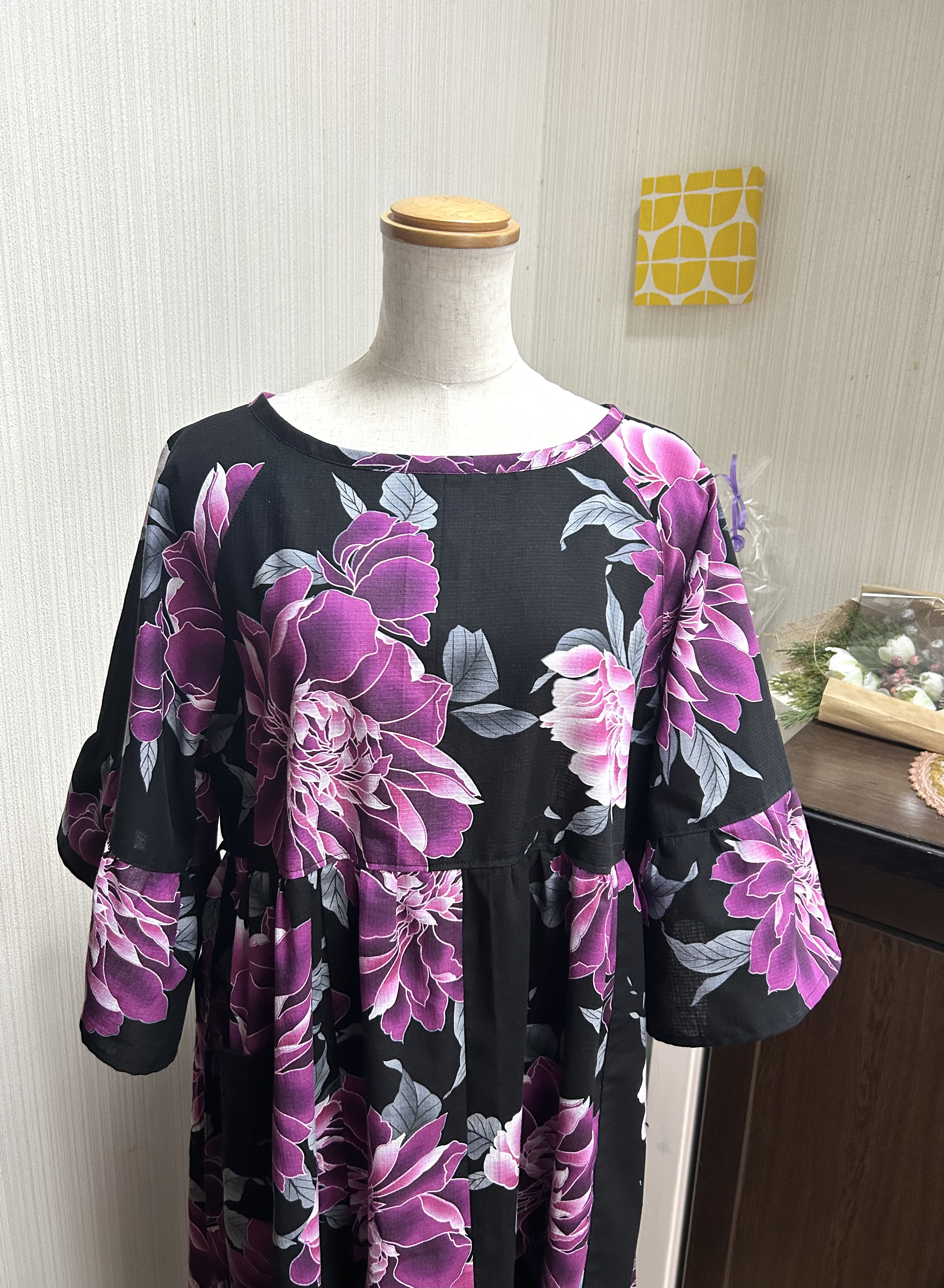 綿　ラグラン　フレア袖　ギャザー　ワンピース　細リボンベルト　着物リメイク　浴衣　黒　花柄　346