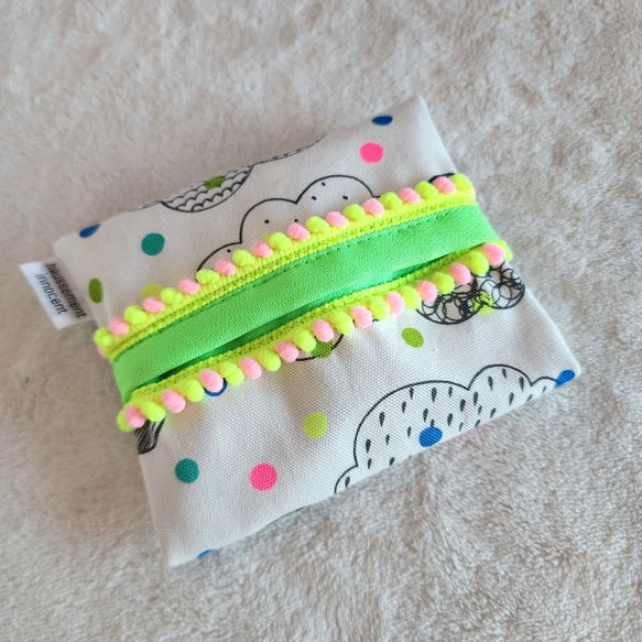 霓虹色絨球紙巾盒 第1張的照片