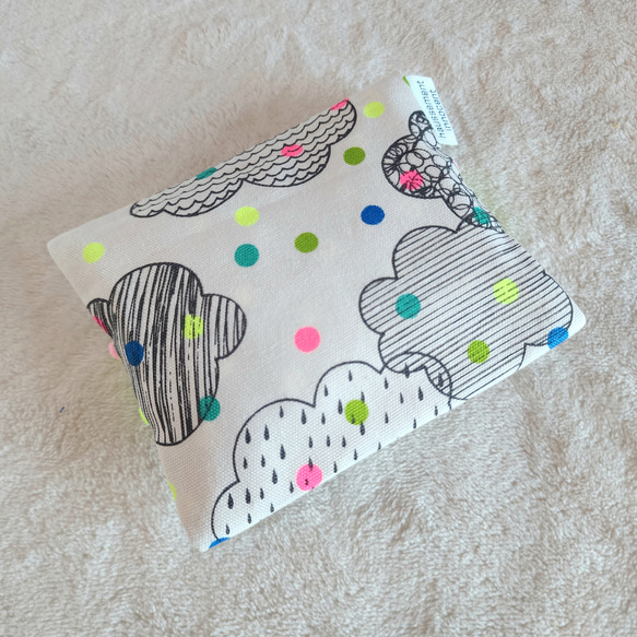 霓虹色絨球紙巾盒 第2張的照片