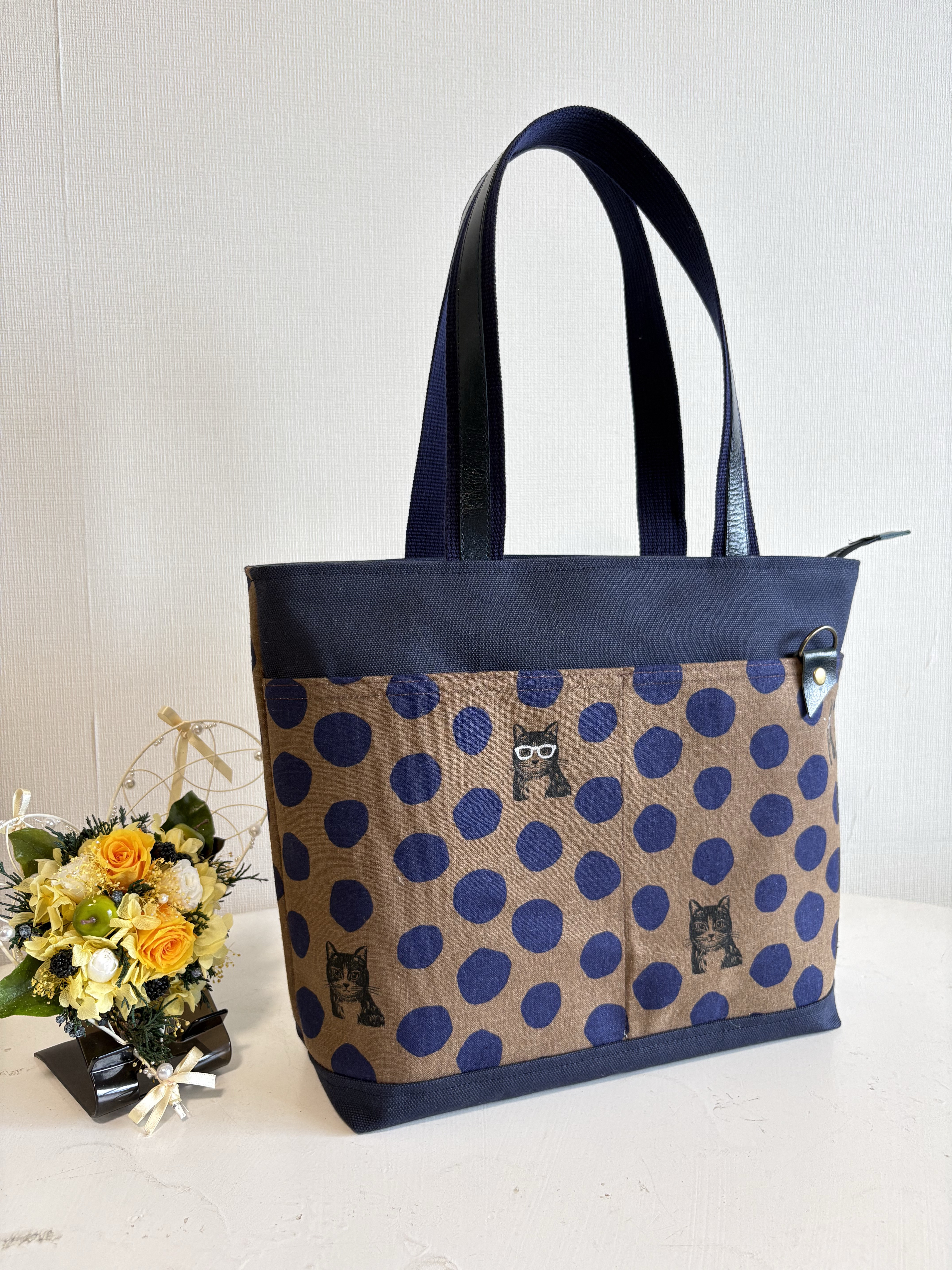 トートバック　少し大きめあおりタイプ　紺✖️茶系