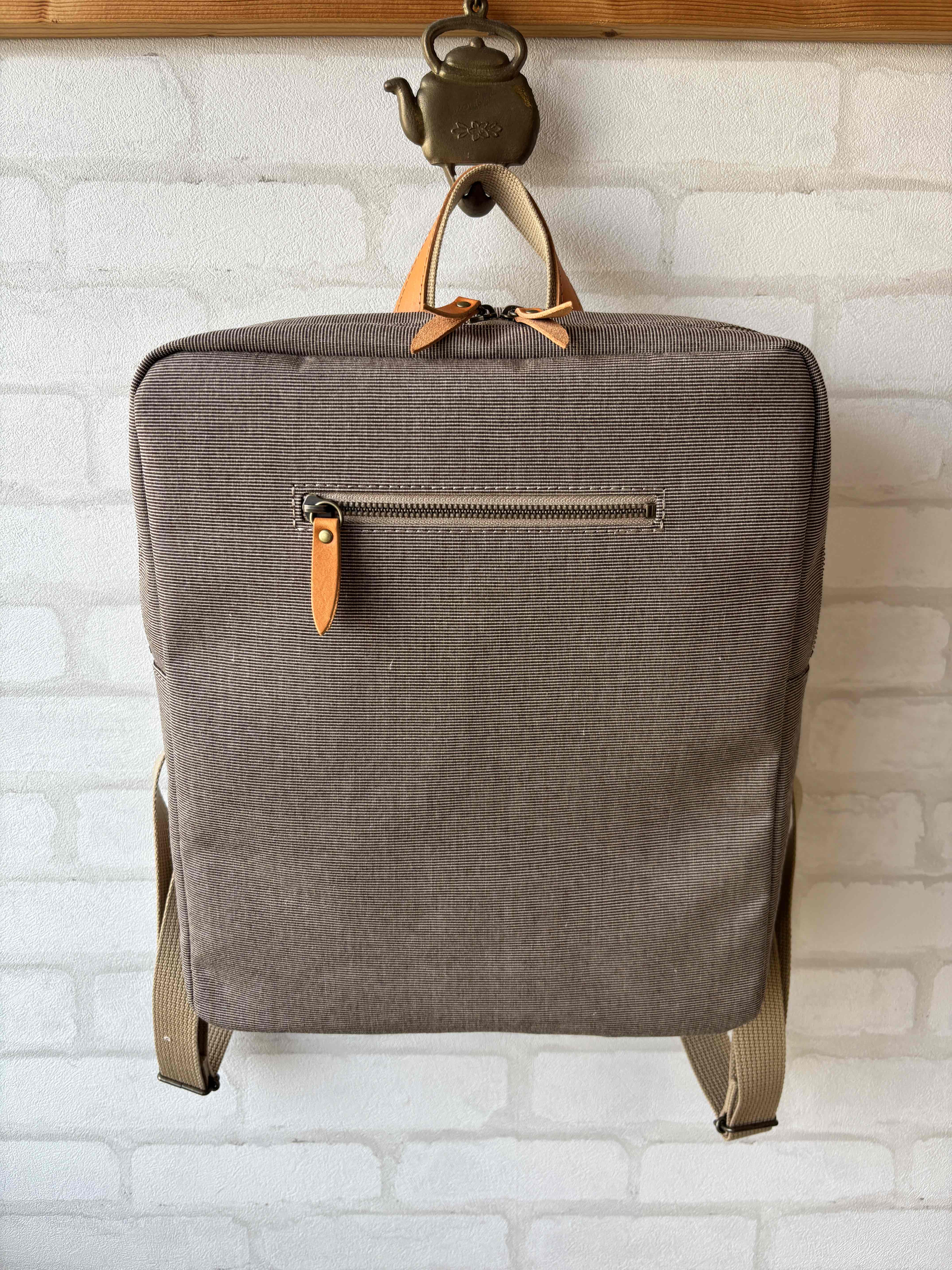 職場を明るくするA4対応リュック　ベージュ