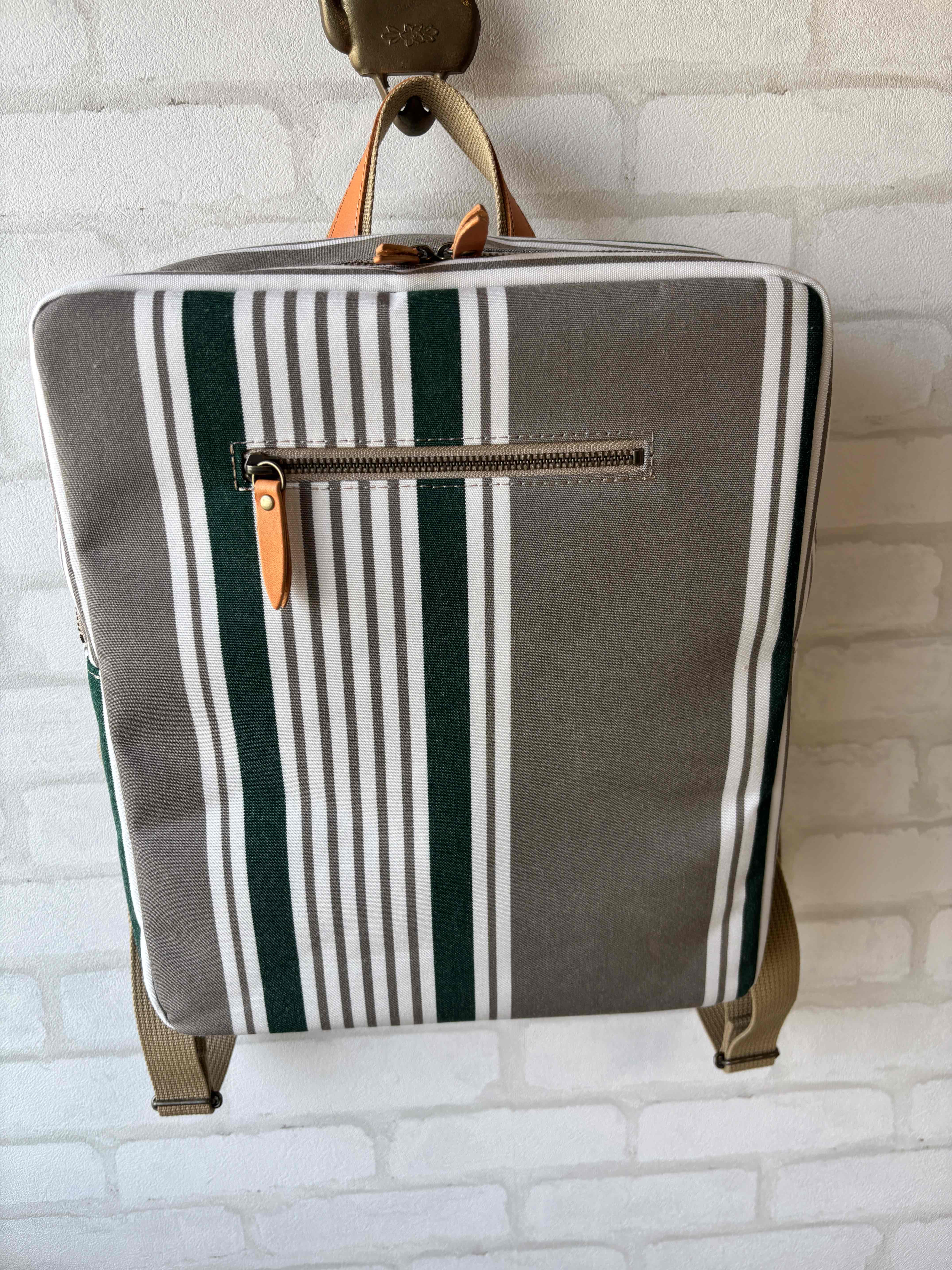 職場を明るくするA4対応リュック　グリーングレーストライプ