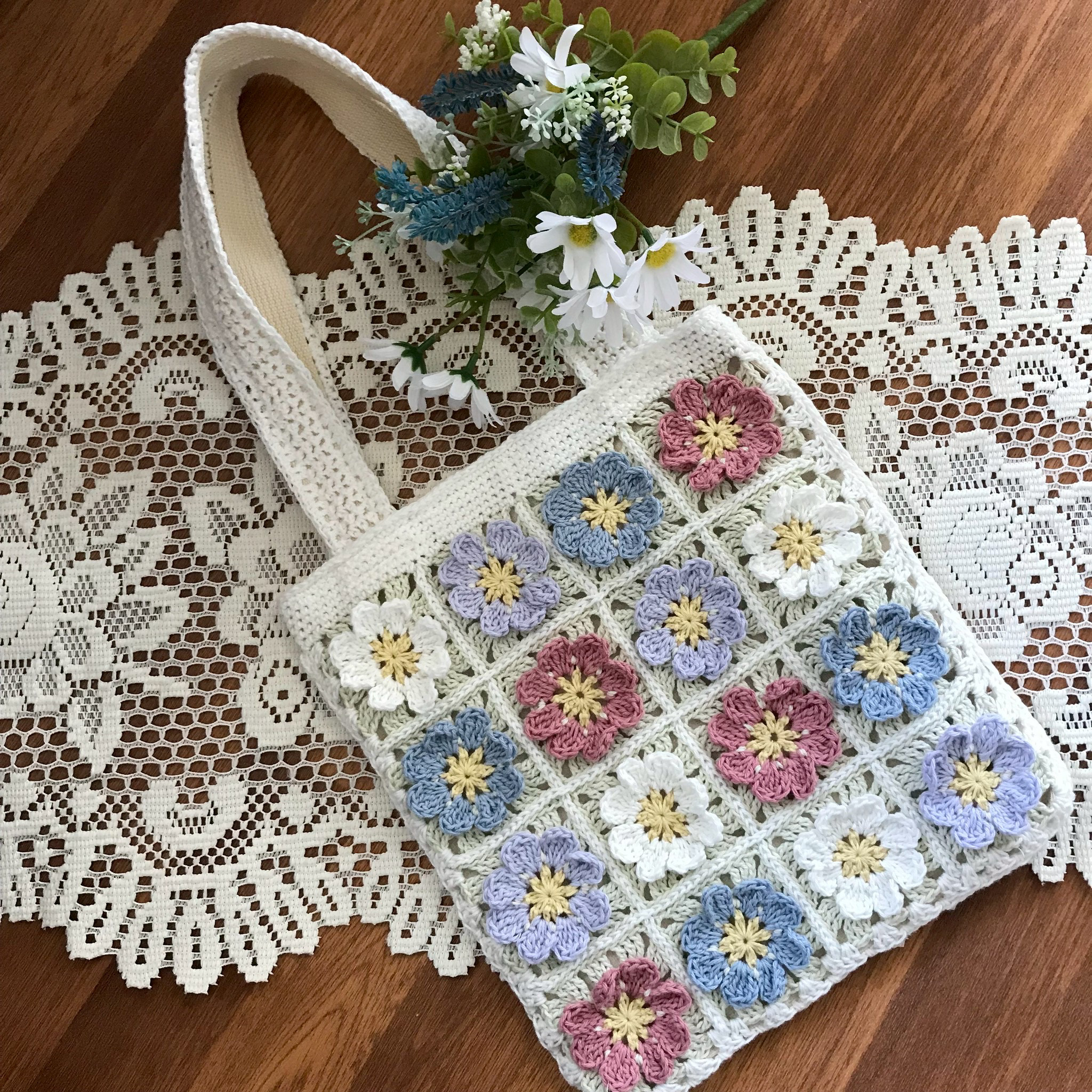 ☆ お花のモチーフバッグ（生成り）★手編み　編み物　モチーフバッグ　春色