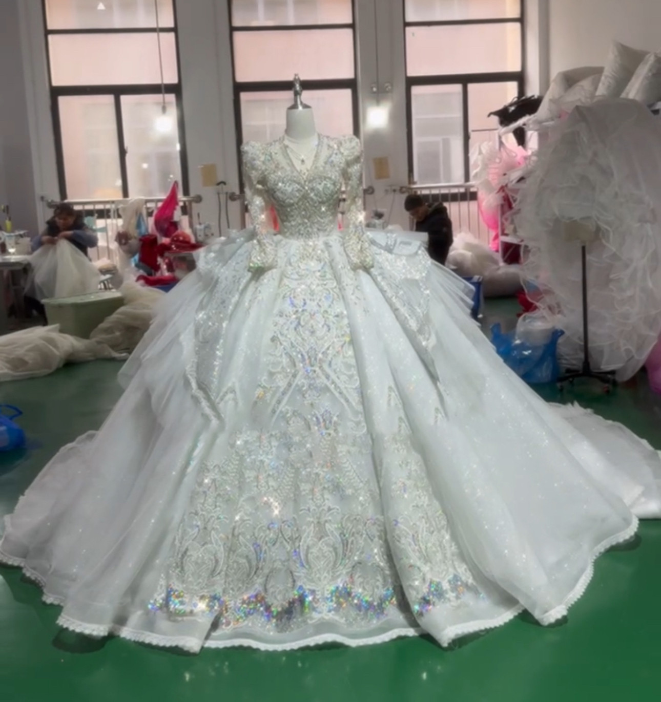 ベストセラー　背中空き　ウェディングドレス　グッリターレース　プリンセスライン　ボリュームフレアスカート花嫁挙式編み上げ