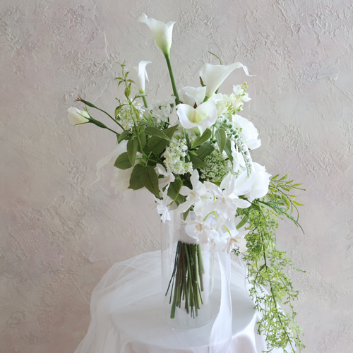 清楚で上品なクラッチブーケ／白グリーンブーケ／ウェディング