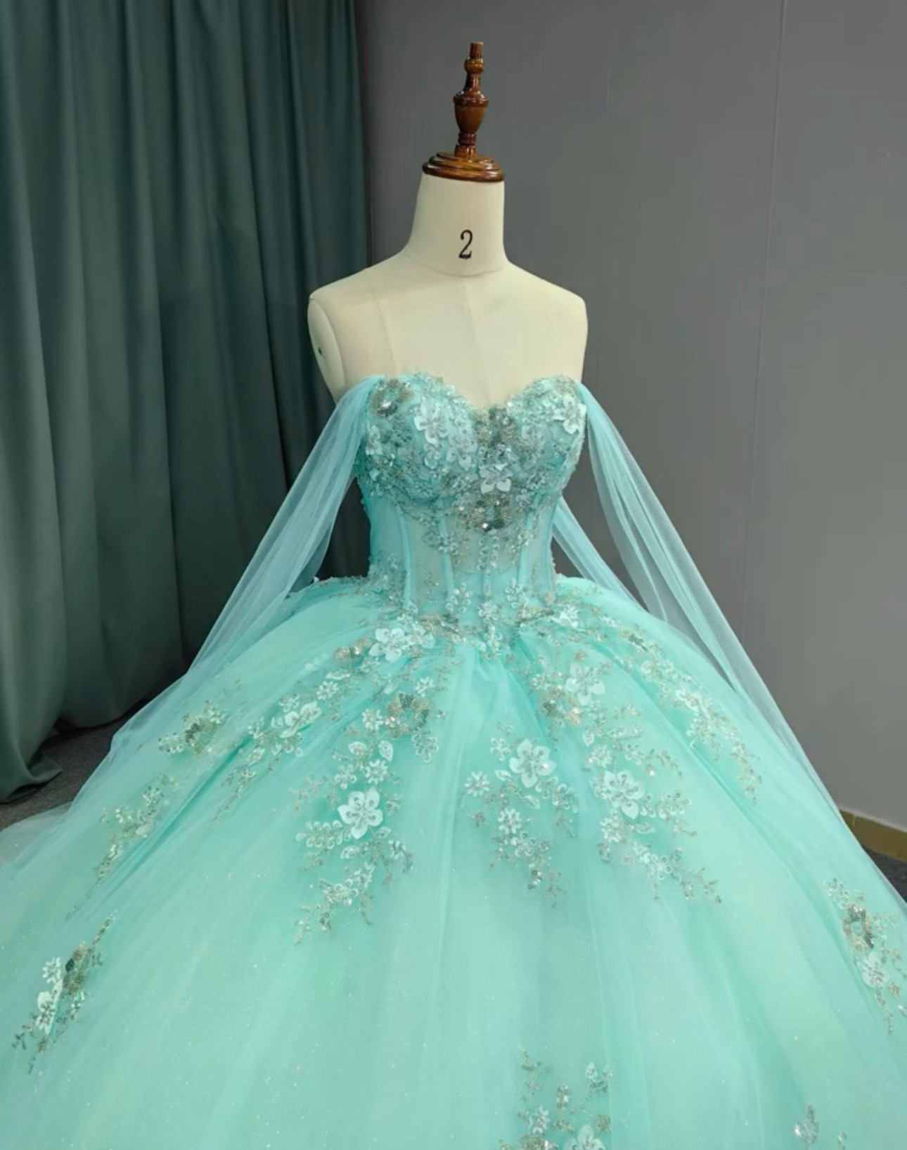 高品質保証ミントグリーン　チュール　エレガントな刺繍　短いトレーン　咲き誇る小花レース　編み上げ　カラードレス　グリーン