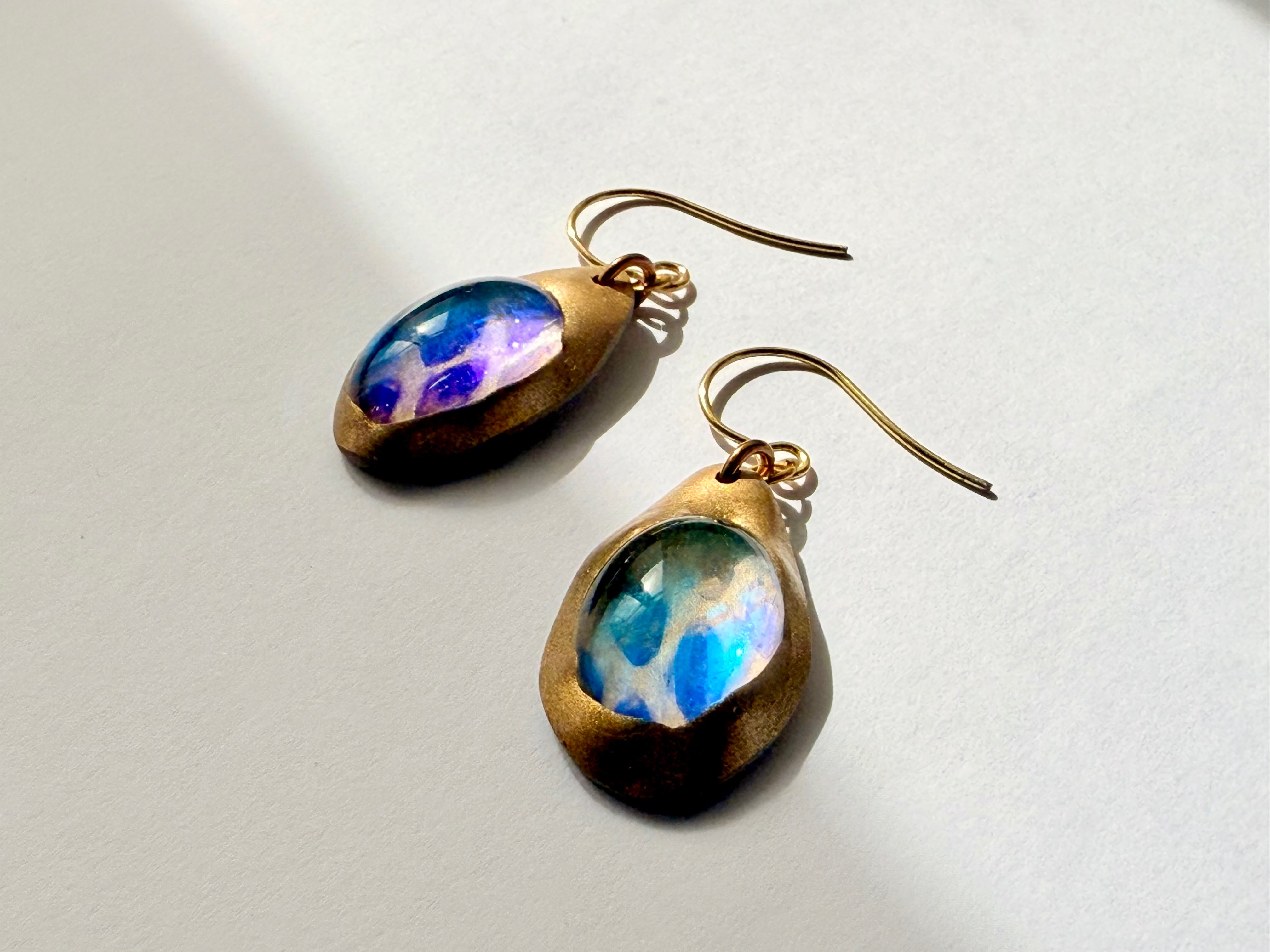 沖縄の生の蛇皮〝波布皮〟と日本の伝統美である金継ぎ技法で作った、一点物のピアス＆イヤリング可