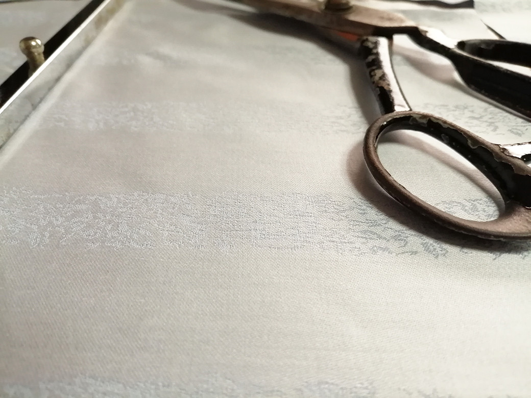 【1点もの・デザイン画付き】播州織ドビーストライプサックス水色生地湾曲アシメトリーブラウス（KOJI TOYODA）