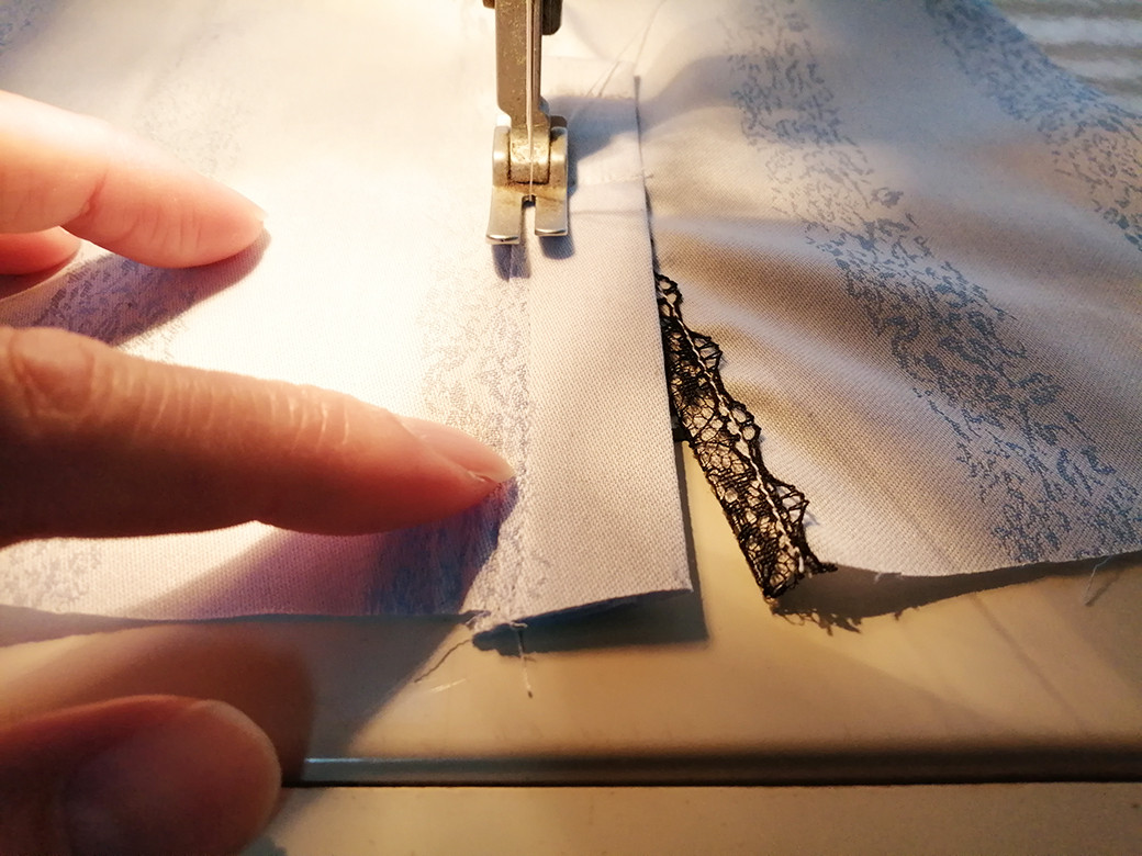 【1点もの・デザイン画付き】播州織ドビーストライプサックス水色生地湾曲アシメトリーブラウス（KOJI TOYODA）