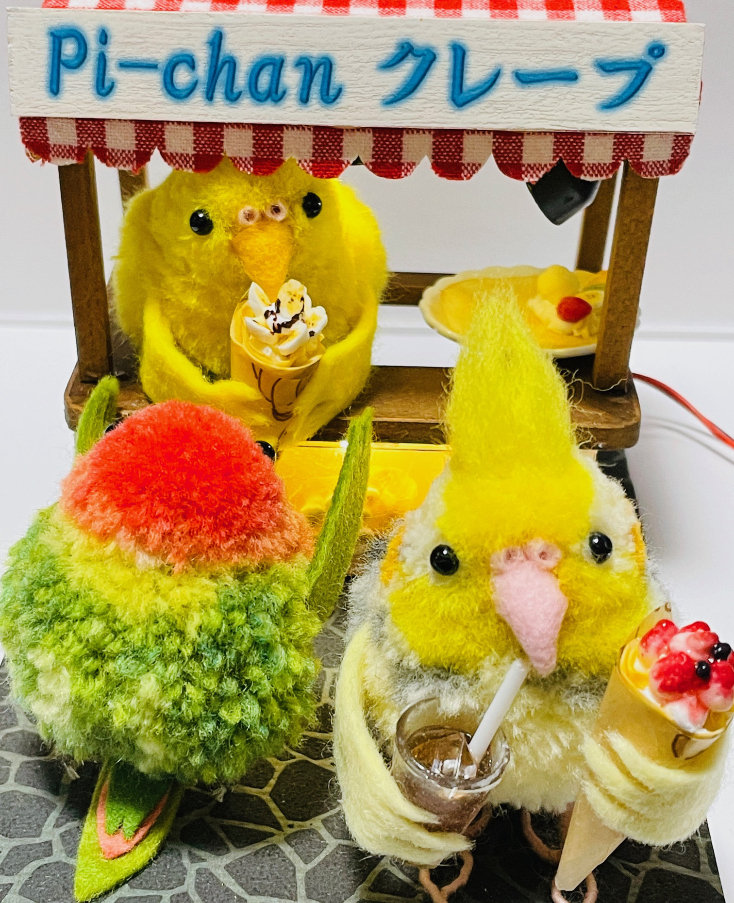 ミニチュア電飾作品　Pi-chanクレープ　セキセイ・コザクラ・オカメインコ人形　スイッチONでショーケースが光るよ！