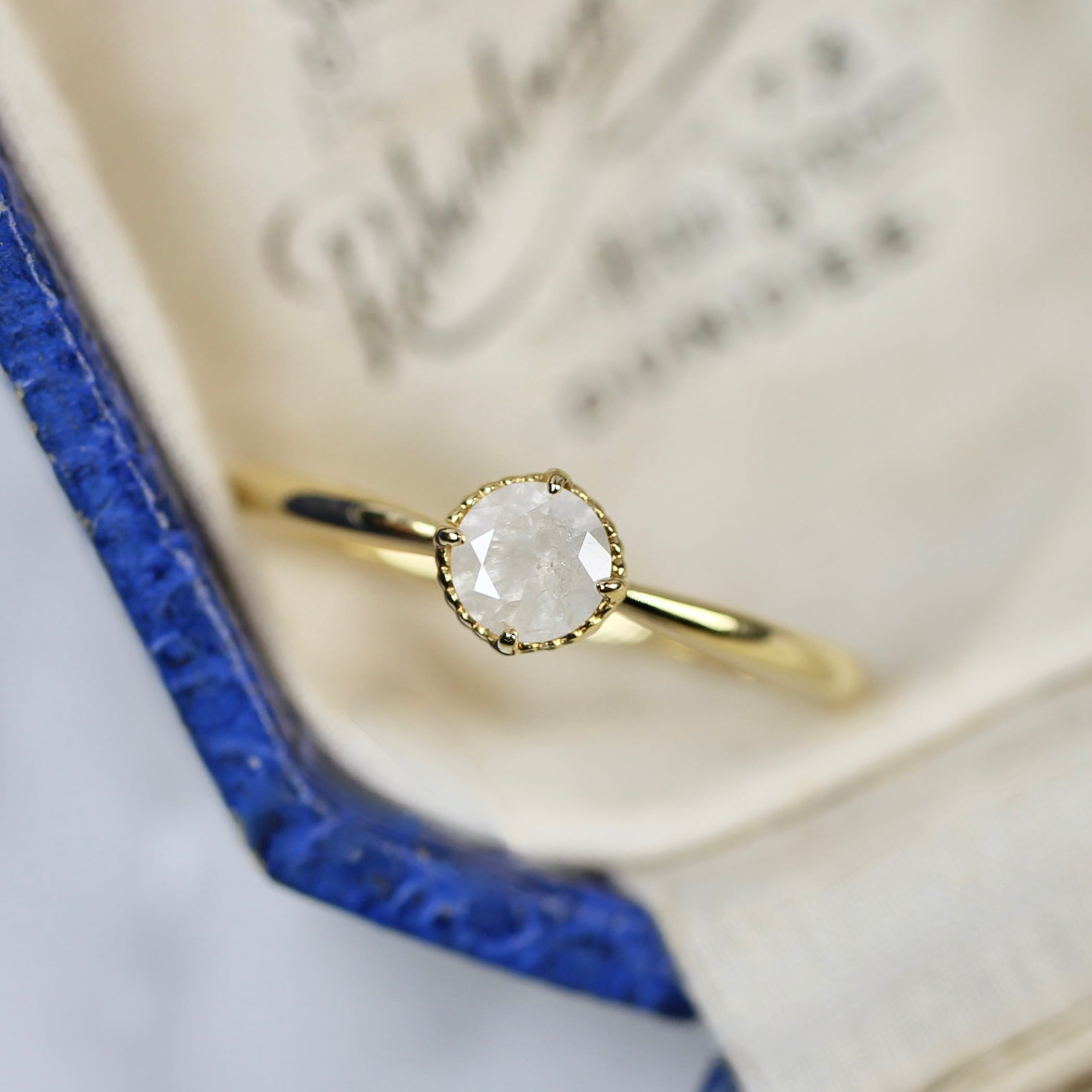 ホワイト系ダイヤモンド 0.22ct K18YG ラウンドブリリアントカット ミルフレーム×テーパーアーム MJ2841