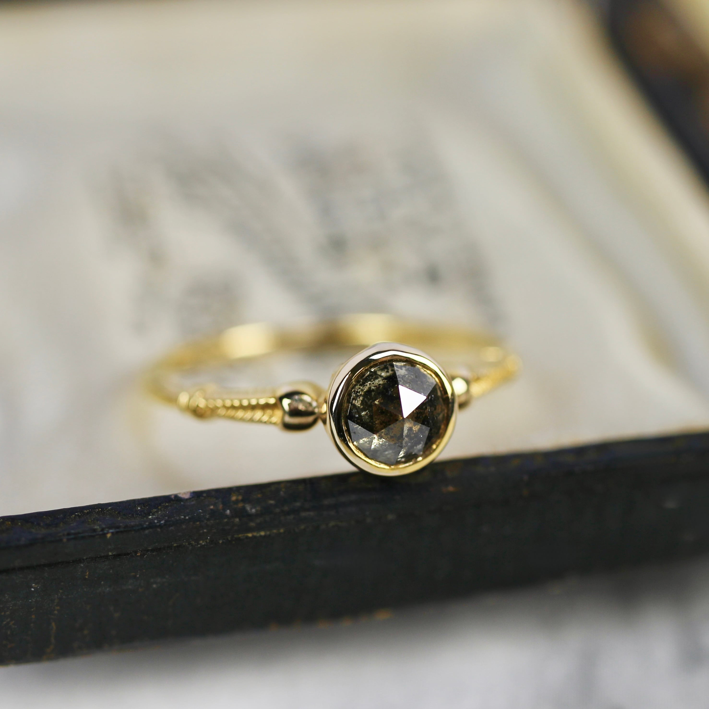 ソルトアンドペッパーダイヤモンド 0.6ct K10YG ラウンドローズカット フクリン×ヘリンボーン【MJ2842】