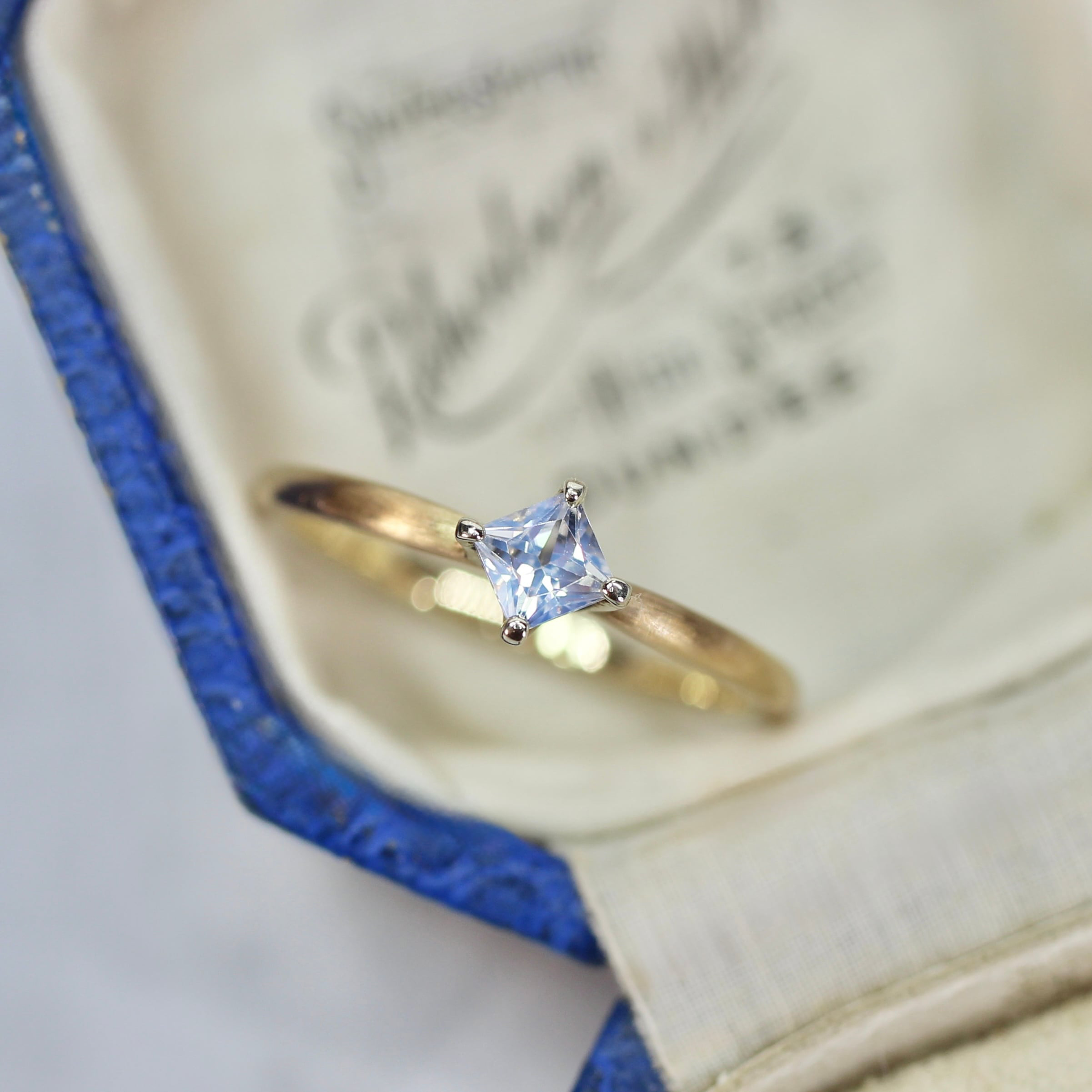 シルキーホワイトサファイア 0.3ct プリンセスカット K10WG×K10YG 4本爪×テーパーアーム【MJ2845】